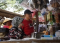 Wakil Walikota Cilegon, Sanuji Pentamarta meninjau para penjual beras di Pasar Kranggot dan Pasar Blok F, Jumat (9/2). LUKMAN HAPIDIN/BANTEN POS