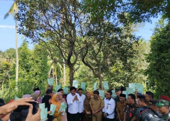 Menteri ATR BPN Door too Door Bagikan Sertifikat Tanah Kepada Warga Serang