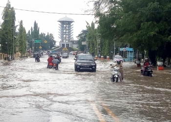 LUKMAN HAPIDIN/BANTEN POS
Sejumlah kendaraan terendam banjir di depan Pemkot Cilegon, Senin (4/5/2020) silam.
