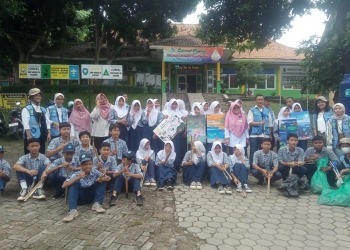 PT IRT mengajak SMPN 10 Cilegon mengelola sampah dengan bijak saat peringatan HPSN. (LUKMAN HAPIDIN/BANTEN POS)