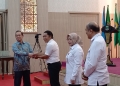 Pj Gubenur Banten Al Muktabar saat memberikan tiga penghargaan K3 Tingkat Provinsi Banten tahun 2024 kepada PT IRT. (ISTIMEWA)