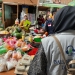 Pemkot Cilegon dan BPOM Serang melakukan pengawasan makanan yang mengandung bahan berbahaya di Pasar Blok F, Jum'at (15/3). LUKMAN HAPIDIN/BANTEN POS 