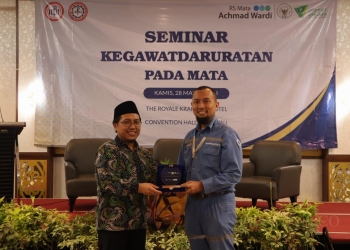Direktur Utama RSAW Pradipta Suarsyaf memberikan plakat kepada Ketua IDKI Wilayah Banten, Bayu Suryo Aji usai melakukan kegiatan Seminar Kegawatdaruratan Pada Mata di Kota Cilegon, Kamis (28/3). DZIKI OKTOMAULIYADI/BANTEN POS