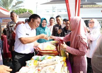 Buka Bazar Ramadan 1445 H Provinsi Banten, Al Muktabar Ikut Layani Pembeli Beras