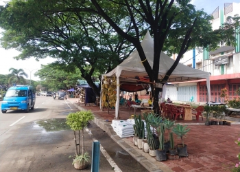 PKL berjualan di sepanjang trotoar di JLS sekitar PCI yang hampir menutup akses jalan trotoar, Selasa (16/4). LUKMAN HAPIDIN/BANTEN POS