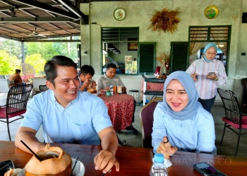 Fitron Nurikhsan dari partai Golkar saat bersama Diana Jayabaya. 