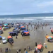 Tampak wisatawan memadati destinasi wisata Pantai Bagedur yang merupakan salah satu destinasi unggulan milik Kabupaten Lebak.