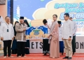 Direktur Bisnis Konsumer Bank BRI, Handayani ditemani Regional CEO BRI Regional Office Jakarta 3, Nazaruddin memberikan bantuan santunan usai berbuka bersama yatim dan masyarakat sekitar.