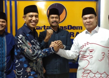 Ketua DPC Parta Gerindra Kota Serang Budi Rustandi foto bersama dengan Ketua DPD Partai Nasdem Kota Serang Roni Alfanto pada Sabtu (6/4) / Taufiq Solehudin/BANTEN POS