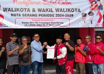 Ketua Forum Honorer Kota Serang Achmad Herwandi menjadi sosok pertama yang ikut mendaftarkan diri dalam penjaringan bakal calon Walikota Serang pada Pilwakot Serang 2024 oleh DPC PDIP Kota Serang, Senin (15/4) / Taufiq Solehudin/BANTEN POS