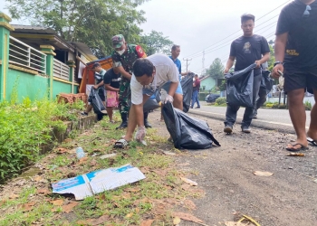 KPPC bersama beberapa pihak saat melakukan bersih-bersih Pantai Carita.