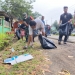 KPPC bersama beberapa pihak saat melakukan bersih-bersih Pantai Carita.