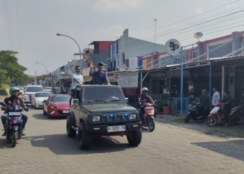 Bacalon Walikota Cilegon sekaligus Ketua DPRD Kota Cilegon Isro Mi'raj saat mengembalikan formulir penjaringan Bacalon Walikota Cilegon dan Wakil Walikota Cilegon di Partai NasDem, Minggu (5/5/). LUKMAN HAPIDIN/BANTEN POS