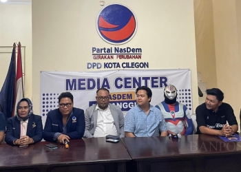 LUKMAN HAPIDIN/BANTEN POS 
Fadli Kristiandi menaiki kuda dan dikawal Ultraman saat mengembalikan formulir pendaftaran ke DPD NasDem Cilegon, Selasa (7/5/2024) malam.