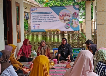 Masyarakat Desa Kadubeureum, Kecamatan Pabuaran, Kabupaten Serang mendapatkan pelatihan usaha dari Universitas Terbuka dan Yayasan Karisma Creativa, Senin (1/5). / TAUFIQ SOLEHUDIN/ BANTEN POS