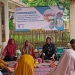 Masyarakat Desa Kadubeureum, Kecamatan Pabuaran, Kabupaten Serang mendapatkan pelatihan usaha dari Universitas Terbuka dan Yayasan Karisma Creativa, Senin (1/5). / TAUFIQ SOLEHUDIN/ BANTEN POS
