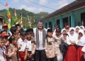 Direktur Astra Tol Tamer - Rinaldi bersama dengan siswa siswi SDN 1 Datarcae, Kabupaten Lebak.