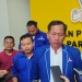 Ketua DPC Demokrat Cilegon Awab didampingi sejumlah jajaran pengurus memberikan keterangan kepada awak media di kantor DPD II Partai Golkar Cilegon, Rabu (3/7/2024). (LUKMAN HAPIDIN/BANTEN POS)