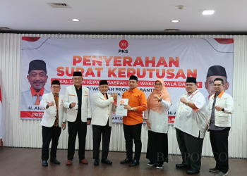 Presiden PKS Ahmad Syaikhu menyerahkan SK Bakal Calon Kepala Daerah kepada Isro Mi'raj dan Nurrotul Uyun untuk Pilkada Cilegon 2024, Senin (15/7/2024). (ISTIMEWA)