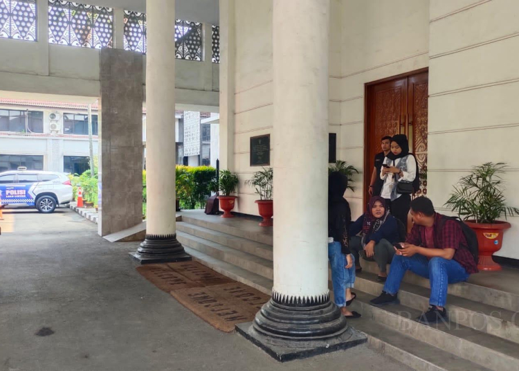 Ruangan Penuh, Wartawan Sulit Meliput Kedatangan Mr Dim di Pemkot Cilegon 