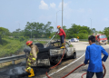 Petugas Damkar Lebak memadamkan mobil yang terbakar di Tol Rangkasbitung