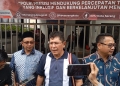 Ketua BHPP DPP Demokrat Mehbob saat diwawancarai soal hilangnya 20 formulir C Hasil di depan kantor KPU Kota Serang pada Kamis (4/7) / Taufiq Solehudin/BANTEN POS
