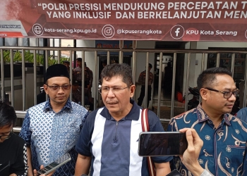 Ketua BHPP DPP Demokrat Mehbob saat diwawancarai soal hilangnya 20 formulir C Hasil di depan kantor KPU Kota Serang pada Kamis (4/7) / Taufiq Solehudin/BANTEN POS