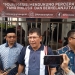 Ketua BHPP DPP Demokrat Mehbob saat diwawancarai soal hilangnya 20 formulir C Hasil di depan kantor KPU Kota Serang pada Kamis (4/7) / Taufiq Solehudin/BANTEN POS