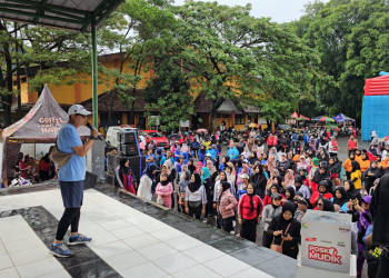 Bacalon Walikota Serang Achmad Herwandi bersama ribuan emak-emak menggelar lomba senam sehat ASIK di kawasan Stadion Maulana Yusuf pada Minggu (7/7)/Dok. Istimewa