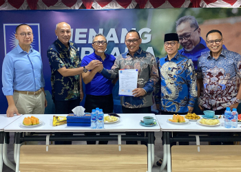 DPP PAN telah resmi memberikan SK kepada Helldy Agustian dan Alawi Mahmud sebagai pasangan bakal calon Walikota dan Wakil Walikota Cilegon di Pilkada 2024. Penyerahan SK dilakukan langsung oleh Ketua Umum DPP PAN, Zulkifli Hasan kepada Helldy-Alawi pada Rabu (17/7) malam. ISTIMEWA 