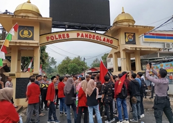 Eko-LMND Unma Banten saat melakukan Unras didepan gedung Mapolres Pandeglang.