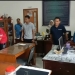 Sekda Pandeglang, Ali Fahmi Sumanta saat melakukan sidak memeriksa ponsel dan peralatan kantor di lingkungan Setda Pandeglang.