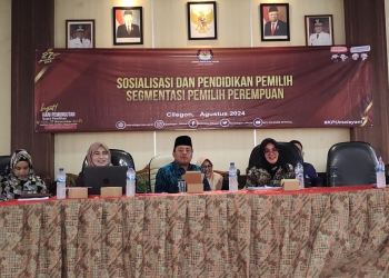 KPU Cilegon saat menggelar sosialisasi dan pendidikan pemilih segmentasi pemilih perempuan, Kamis (15/8/2024). (LUKMAN HAPIDIN/BANTEN POS)