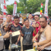 Wakapolda Banten, Brigjen Pol Hengki didampingi Kapolres Cilegon, AKBP Kemas Indra Natanegara saat memberikan hadiah kepada para juara perlombaan HUT ke-79 RI di Kampung Pemulung, Sabtu (17/8/2024). (LUKMAN HAPIDIN/BANTEN POS)