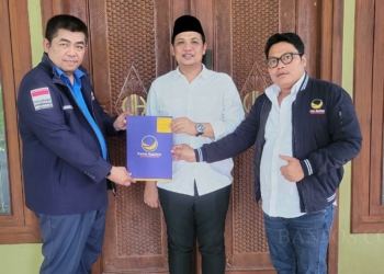 Bacalon Walikota Cilegon Isro Miraj menerima berkas formulir B1-KWK dari Partai NasDem yang diserahkan langsung oleh Bendahara DPW Partai Nasdem Provinsi Banten Abdul Muin, Kamis (22/8/2024)