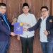 Bacalon Walikota Cilegon Isro Miraj menerima berkas formulir B1-KWK dari Partai NasDem yang diserahkan langsung oleh Bendahara DPW Partai Nasdem Provinsi Banten Abdul Muin, Kamis (22/8/2024)