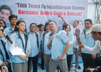 Artis Raffi Ahmad di tengah kelompok buruh yang mendeklarasikan dukunganny untuk pasangan Andra Soni- Dimyati Natakusumah.