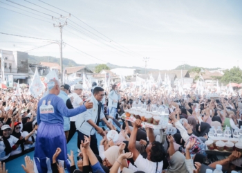 Andra Soni menyapa ribuan warga yang mengikuti Senam Bahagia yang diisi sejumlah artis nasional.