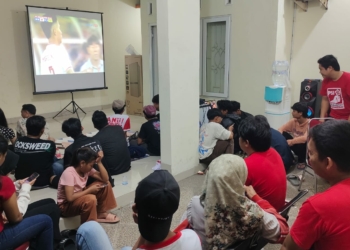 DPD PSI Cilegon adakan nobar Timnas Indonesia vs Australia dengan kaum milenial saat di Kantor Sekretariat, Selasa (10/9/2024). LUKMAN HAPIDIN/BANTEN POS