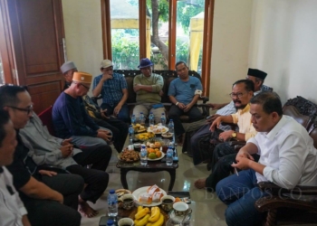 Sejumlah tokoh senior Partai Golkar melakukan pertemuan untuk mendukung pemenangan Isro Miraj dan Nurrotul Uyun di Pilkada Kota Cilegon. Pertemuan dilaksanakan di kediaman Fakih Usman, Selasa (24/9/2024). (ISTIMEWA)