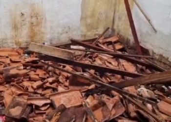 Akibat Hujan Lebat dan Petir, Rumah Warga Cacat Veteran di Ciracas Serang Ambruk