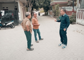 Dede Rohana Putra saat menemui para konstituen di sekitar Bumi Rakata Asri, dan Linkungan Bentola, Kota Cilegon, Banten, Selasa (10/9). LUKMAN HAPIDIN/BANTEN POS