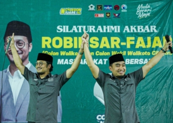 Paslon Walikota dan Wakil Walikota Cilegon Robinsar-Fajar Hadi Prabowo saat silaturahmi akbar dengan masyarakat Cilegon. (Banten Pos - Lukman Hapidin)