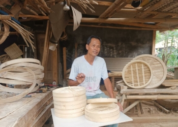 Salah seorang pengrajin klakat, Samlawi (50) tengah menjelaskan pembuatan klakat kepada tim Prodi Magister Ilmu Komunikasi Pascasarjana Fisip Untirta, beberapa waktu lalu.