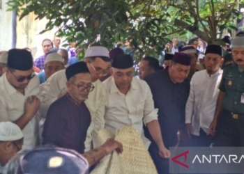 Ahmed Zaki Iskandar saat menghadiri proses pemakaman mantan Bupati Tangerang periode 2003-2013 Ismet Iskandar di pemakaman keluarga yang berada di wilayah Kelurahan Pakulonan Barat, Kecamatan Kelapa Dua.  ANTARA/Azmi.