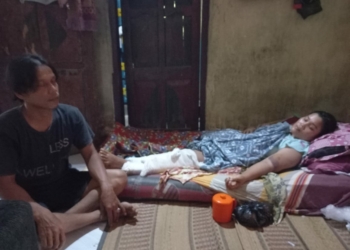 Sarfiyah (55) warga Kampung Lebaksalak RT 011/03, Desa Labuan, Kecamatan Mancak, Serang-   Banten, terbaring tak berdaya di kasur lusuhnya. Ia menjadi korban tabrak lari  sopir truk pasir di Jalan Raya Mancak- Cilegon, pada Sabtu (05 Oktober 2024).