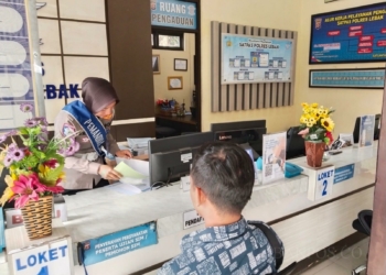 Seorang warga melakukan permohonan pembuatan SIM di Satpas Polres Lebak