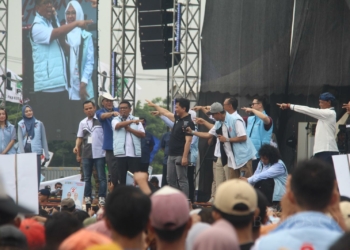 Paslon Gubernur dan Wakil Gubernur Banten Andra Soni-Dimyati Natakusumah menggelar Konser Banten Maju yang dimeriahkan Dewa 19 hingga Setia Band di Cilegon, Sabtu (16/11/2024). (LUKMAN HAPIDIN/BANTEN POS)