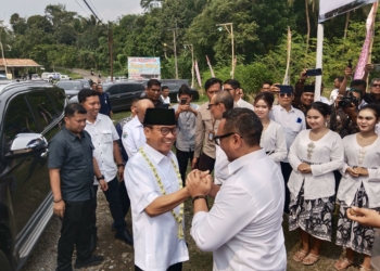 Mendes PDT disambut oleh Pj Bupati Lebak saat tiba dalam kunjungan kerja.
