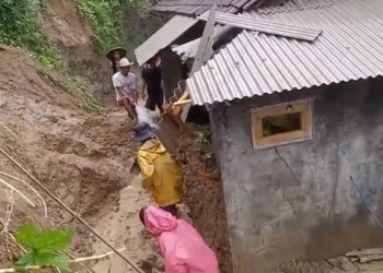 Tiga Rumah Warga di Cilograng Tertimpa Longsor